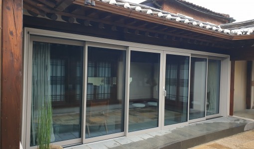 TYPE : Living _ 서울 종로구 소격동 한옥!@!PRODUCTS : Sliding doors!@! SERIES : ASE 80.HI (Triple Track), AD UP 75